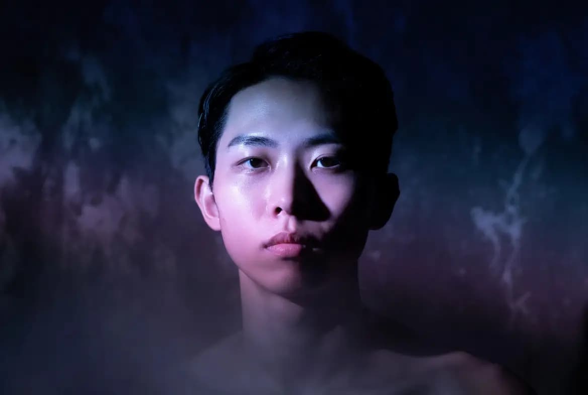 선명하고 읽기 쉬운 헤드라인이 있는 컨퍼런스 런칭 포스터